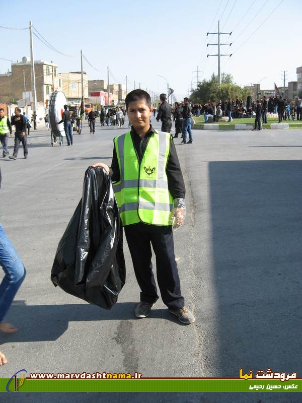 اقدام قابل تحسین بعضی از سوگواران در پاکسازی مسیر هیات ها