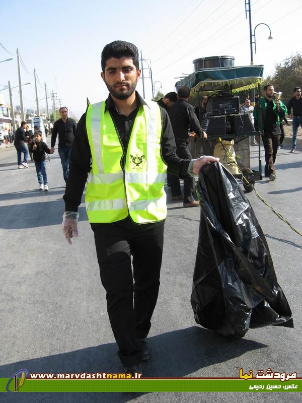 اقدام قابل تحسین بعضی از سوگواران در پاکسازی مسیر هیات ها