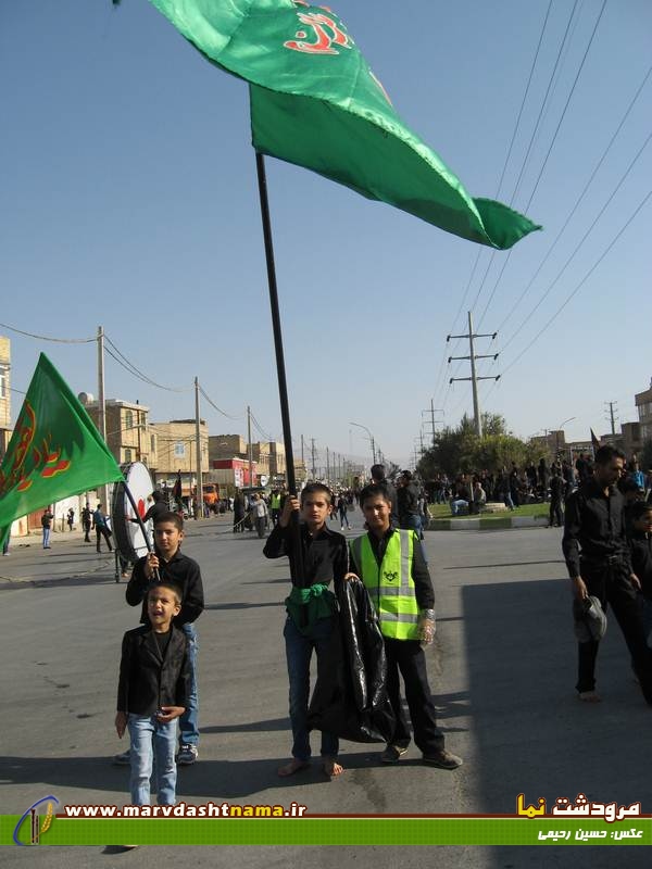 اقدام قابل تحسین بعضی از سوگواران در پاکسازی مسیر هیات ها