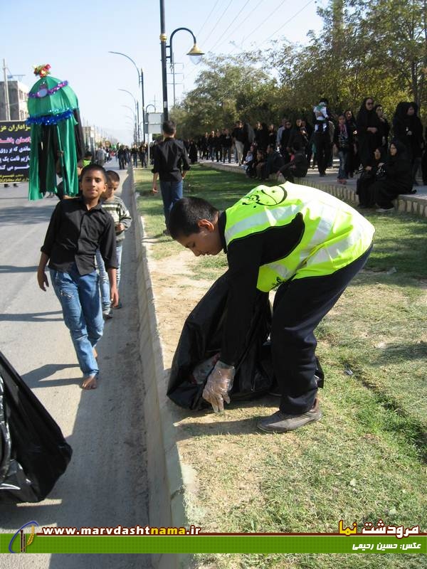 اقدام قابل تحسین بعضی از سوگواران در پاکسازی مسیر هیات ها